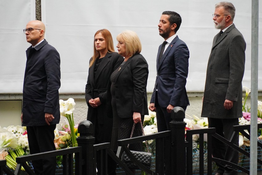 .Vučević i ministri u Vladi Srbije Slavica Đukić Dejanović, Dejan Ristić, Milica Đurđević Stamenkovski i Tomislav Momirović upisali su se u knjigu sećanja ispred škole, posle polaganja cveća.