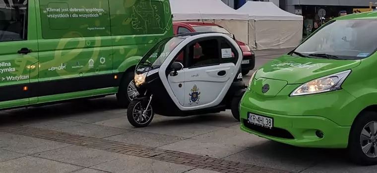 Emobilna pielgrzymka przekazała papieżowi elektryczny trójkołowiec