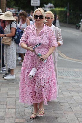Rebel Wilson rózsaszín csipkeruhája és hozzá illő Gucci táskája tökéletes választás volt a wimbledoni torna második napjára. A túlméretezett napszemüveg és a szegecses Valentino szandál tovább fokozta a ruha kerti parti hangulatát.