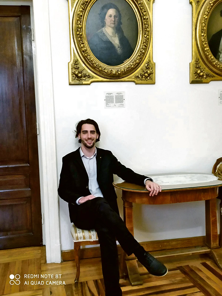 Orijentacija ptica u jatu, kretanje nukleona u jezgru atoma, širenje informacija na društvenim mrežama su tri problema koja deluju nepovezano, ali se ponekad mogu uprostiti i predstaviti kao jedan isti model, objašanjava Kukolj kako fizika može postati zabavna