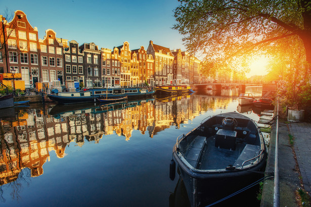 Kanał o zachodzie słońca w Amsterdamie