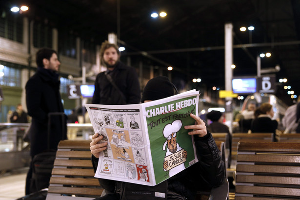 "Charlie Hebdo" bije rekord sprzedaży. Karykatura Mahometa na okładce