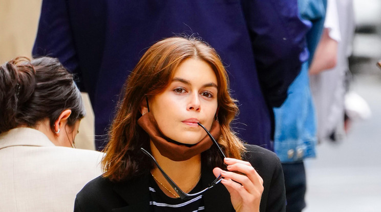 A gyönyörű Kaia Gerber a magyar divattervező ruhájában pompázott /Fotó: Northfoto