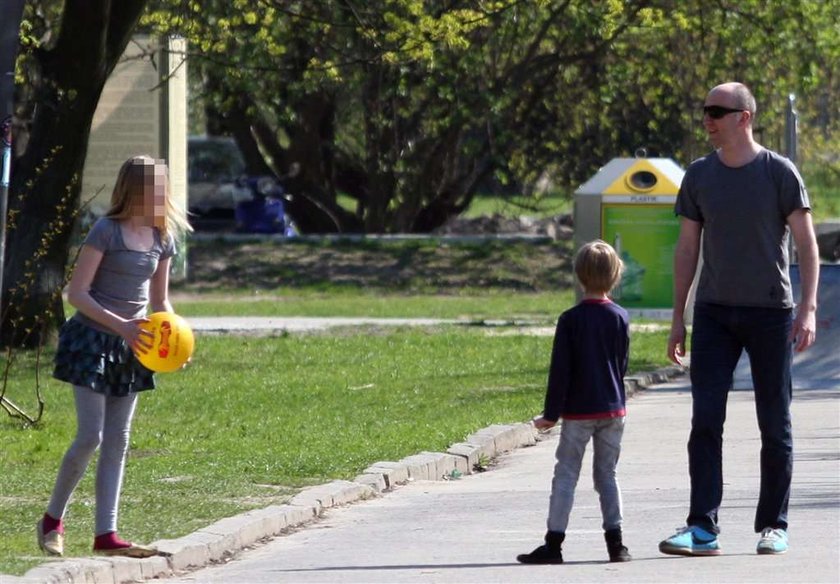 Aktor "Licencji na wychowanie" z dziećmi na pikniku. Foto