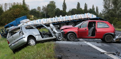 Tir zderzył się z dwoma autami. Kobieta nie żyje