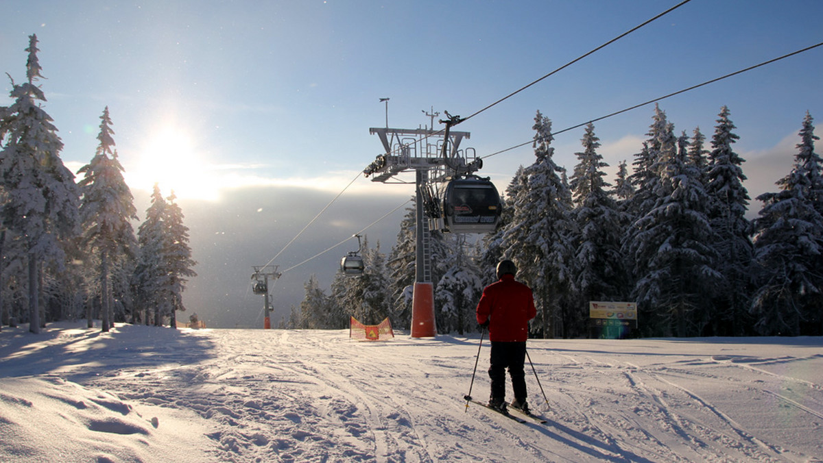 W czeskich ośrodkach narciarskich panują coraz lepsze warunki śniegowe. W Karkonoszach spadło ostatnio od 10 do 15 cm śniegu.