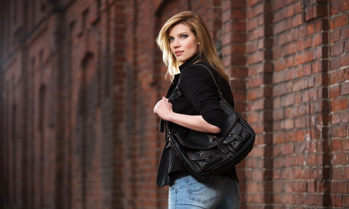 Co mówi o tobie sposób, w jaki nosisz torebkę? Więcej niż sądzisz