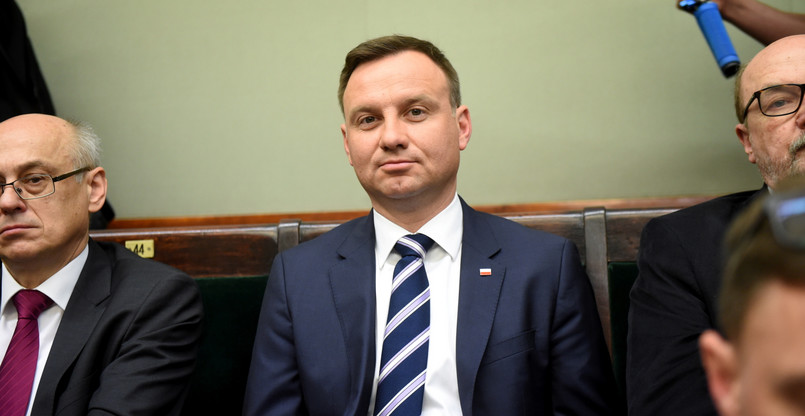 Kandydat PiS na urząd prezydenta RP, Andrzej Duda, słucha wystąpienia ministra spraw zagranicznych Grzegorza Schetyny