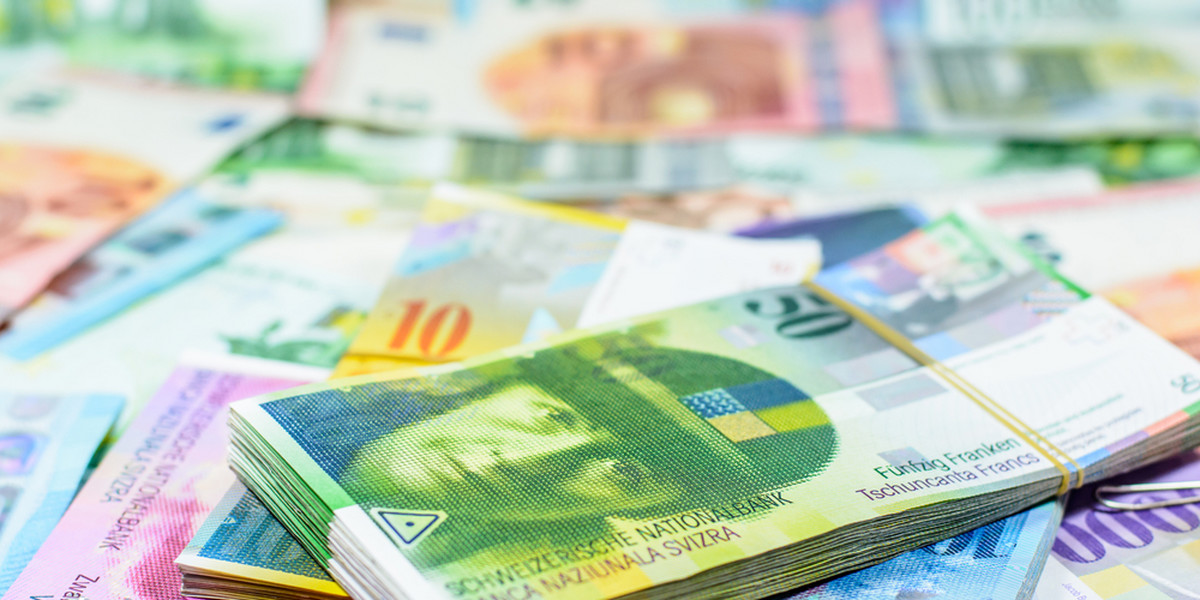 3 października 2019 roku około godziny 9:00 rano Trybunał Sprawiedliwości Unii Europejskiej (TSUE) ma wydać kluczowe dla frankowiczów orzeczenie w sprawie kredytów indeksowanych do szwajcarskiej waluty. Chodzi o te kredyty walutowe, w przypadku których w umowie kredytowej pożyczana kwota była zapisywana w złotych, a nie we franku szwajcarskim (te drugie nazywamy kredytami denominowanymi).