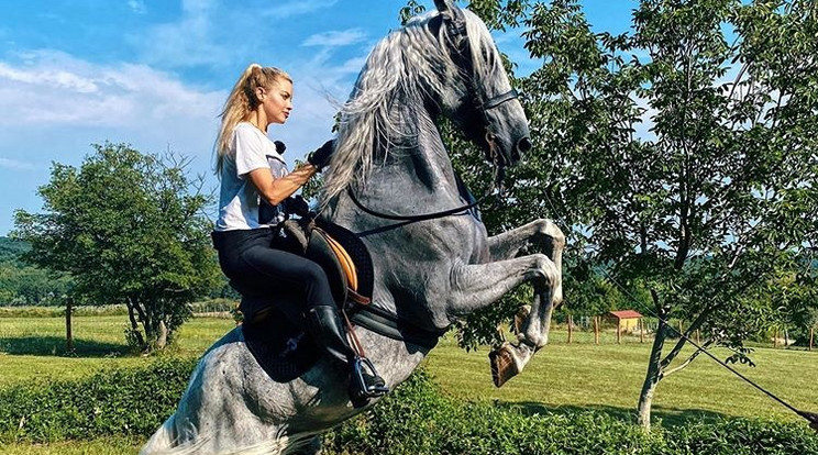 A Balatoni Nyár műsorvezetője, Somossy Barbara rajong a lovakért, még kaszkadőr trükköket is elsajátított /Fotó: Instagram