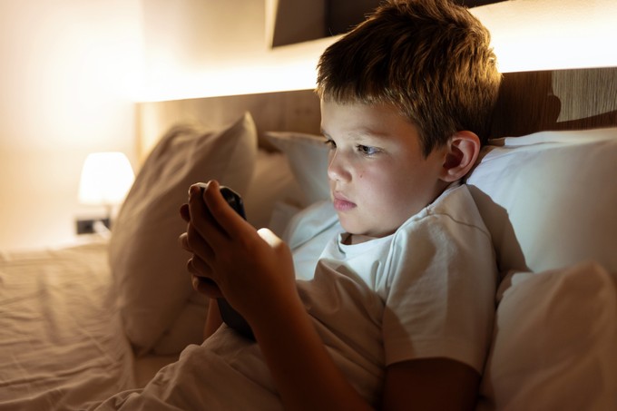 Dühkitörés, szorongás, alvászavar: így hat a gyerekekre a sok mobilozás