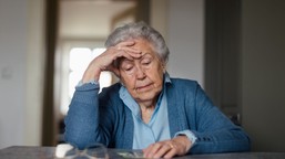 seniorzy mogą stracić tysiące złotych. wystarczy, że nie dopełnią form