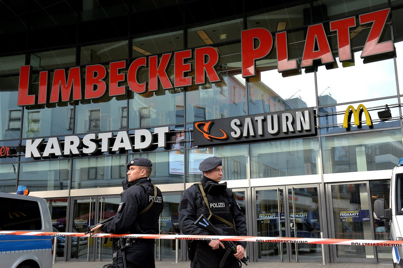 Policja przed zamkniętym centrum handlowym w Essen