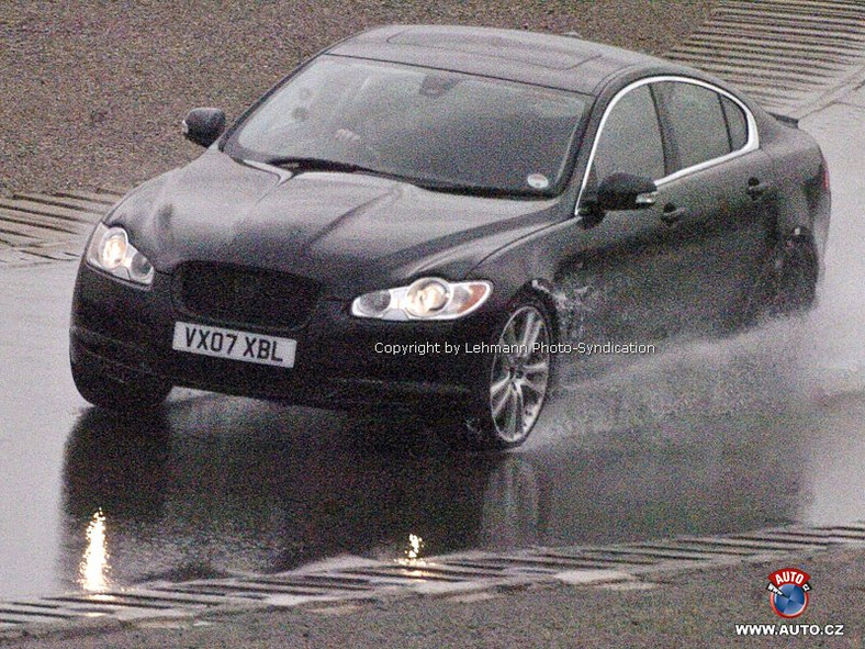 Zdjęcia szpiegowskie: Sportowy sedan Jaguar XF-R bez maskowania