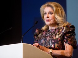 Dama niezależnie od wieku! Catherine Deneuve w znakomitej formie