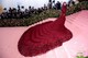 2019 Cardi B - Thom Browne által tervezett extravagáns, mélybordó ruhájában vonult be Cardi B, amely több mint 2000 óra alatt készült el. A drámai hatású köpeny és a tetőtől talpig takaró dizájn a gála tematikáját ünnepelte. Ez a darab megosztotta a véleményeket, de egy dolog mégiscsak fontos a gálával kapcsolatban – és ez nem más, mint a ruha, amely egy történetet mesél el. Nem hagyományosan vonzó, nem egy klasszikus ruha, de valamilyen oknál fogva lenyűgöző és a maga módján gyönyörű. Browne szerint ez a megjelenés tökéletesen tükrözi az év témáját, arányaiban és léptékében a túlzás gondolatával játszik. 
