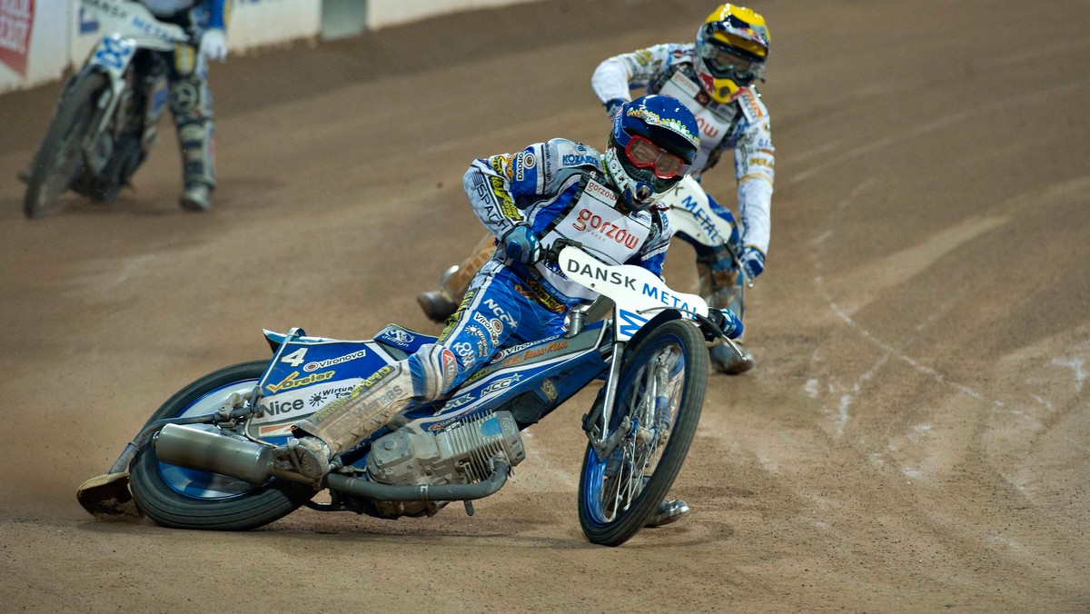 Rune Holta 38 letni norweski żużlowiec z polskim paszportem, nie może narzekać na brak ofert z klubów Speedway Ekstraligi. Jeszcze w trakcie sezonu 2011 pożegnał się w niezbyt miłych okolicznościach z Unibaksem Toruń, ale po zmianie regulaminu należy do najbardziej rozchwytywanych zawodników.