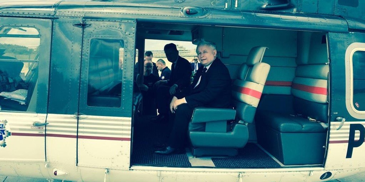 Kaczyński poleciał na grób brata policyjnym helikopterem