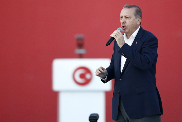 W Turcji przeprowadzono czystki na bezprecedensową skalę, a przedstawiciele władz, w tym prezydent Recep Tayyip Erdogan, otwarcie mówią o możliwości przywrócenia kary śmierci.