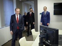 Skromny gabinet, żadnych luksusów. W takich warunkach pracuje Donald Tusk. GALERIA