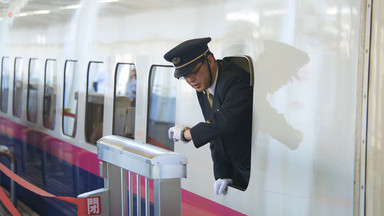 Dziwne zachowanie pracowników kolei w Japonii