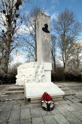 POMNIK GENERAŁA IWANA CZERNIACHOWSKIEGO ZDEWASTOWANY