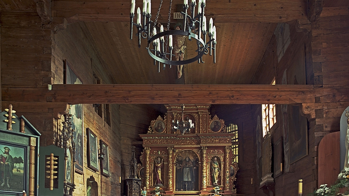 Szlak Architektury Drewnianej prezentuje oraz chroni zabytki architektury drewnianej (kaplice, kościoły, cerkwie, młyny, wiejskie chałupy, drewniane dwory).