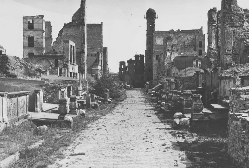 Koniec lat 40. XX w., zrujnowana ulica Mariacka widziana w kierunku Motławy. Źródło: Muzeum Gdańska