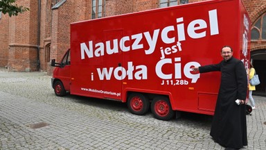 Kościół w food trucku w Koszalinie. Kaplica na kółkach ma nawet ławki