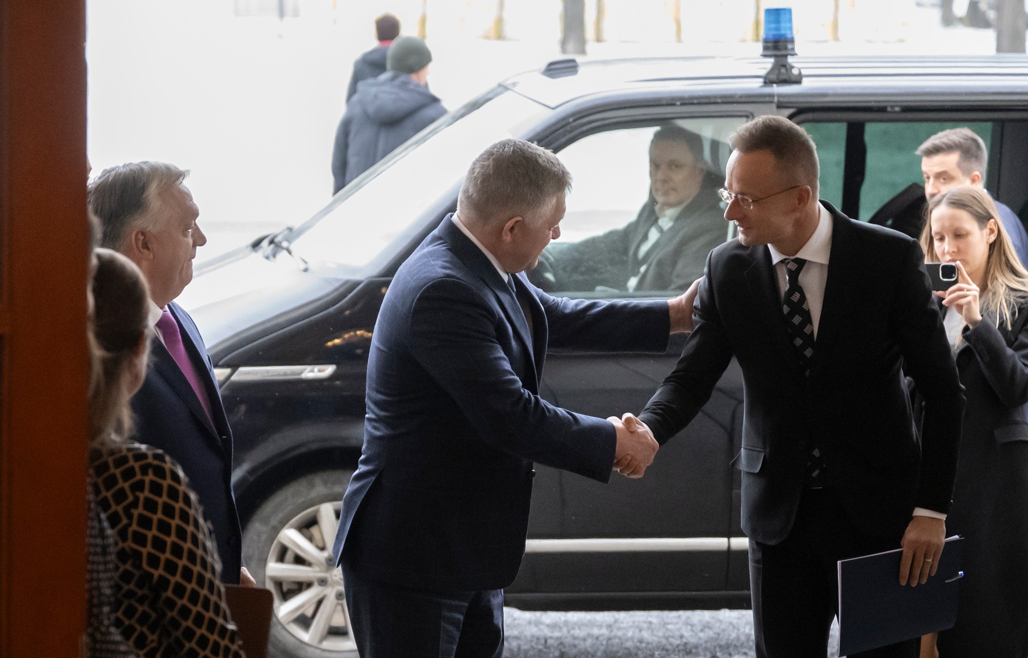 Zľava maďarský premiér Viktor Orbán, premiér SR Robert Fico (Smer-SD) a maďarský minister zahraničných vecí a vonkajších ekonomických vzťahov Péter Szijjártó.