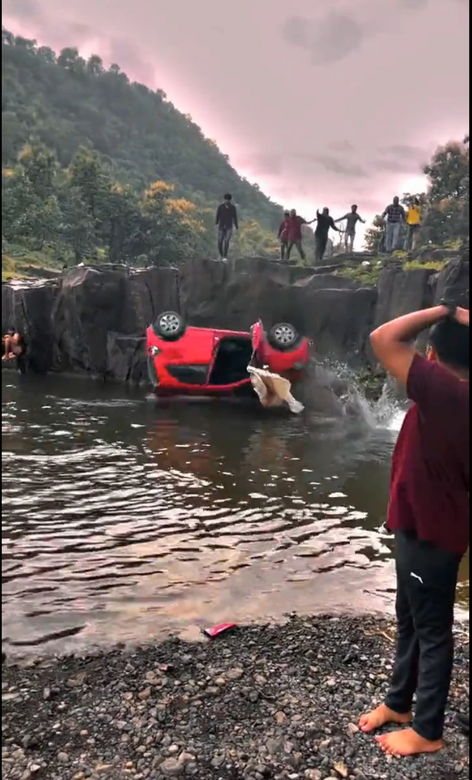 ... okreće se na krov i pada u reku