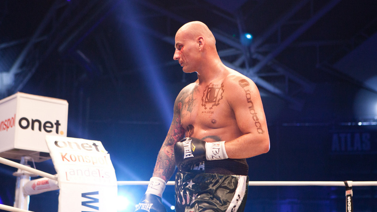 Artur Szpilka powoli wraca do pełnej formy startowej po serii kontuzji przed planowaną na luty walką, prawdopodobnie z Mike'em Mollo (20-3-1, 12 KO). Niepokonany ciężki KnockOut Promotions niemal każdego dnia dwukrotnie pojawia się w sali przy ulicy Petofiego i pod okiem Fiodora Łapina szlifuje swoje bokserskie rzemiosło.