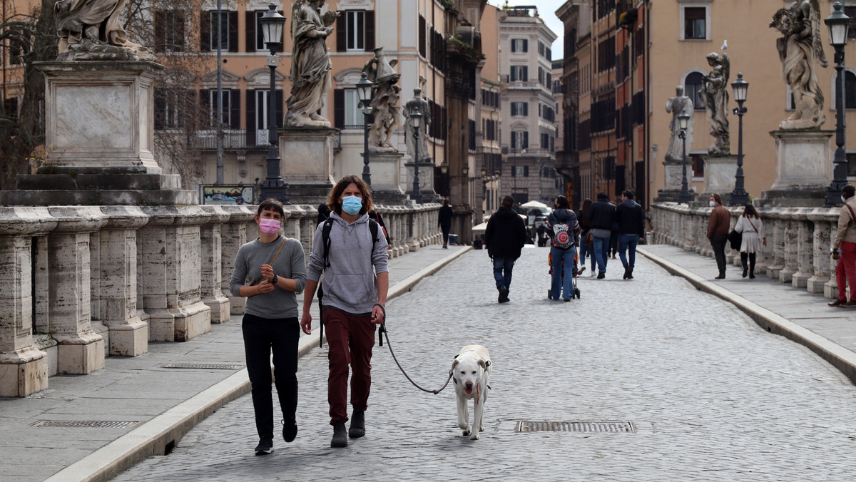 Włochy. 28 czerwca zniesienia wymogu noszenia maseczek na zewnątrz