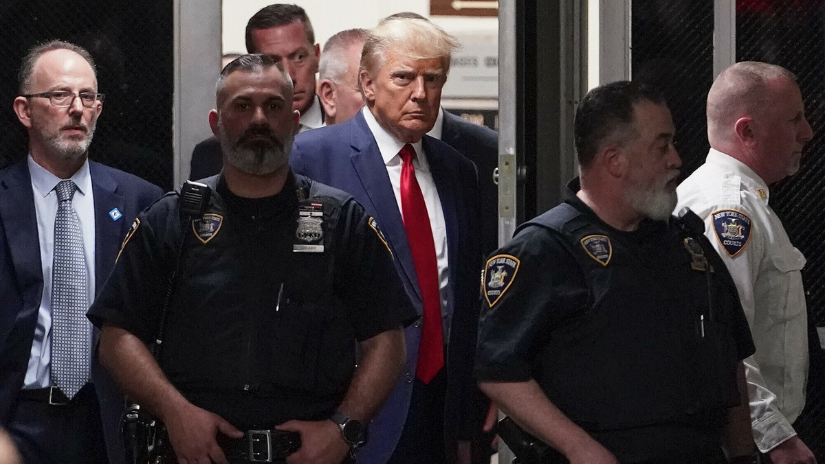 Donald Trump wchodzi na salę sądową
