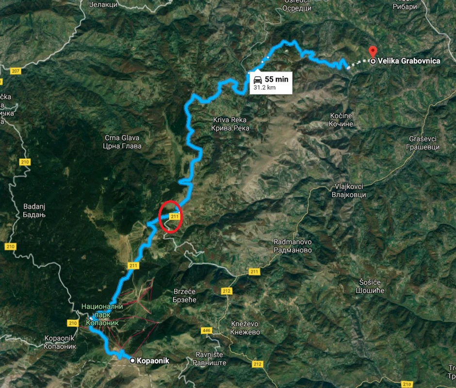 Plava linija je ruta koju je putnicima zadala navigacija, a crveni kružić mesto gde su skrenuli na lokalni put i zaglavili se