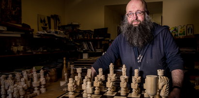 Od 15 lat rzeźbi w drewnie szachy. Ten zawód wykonuje tylko kilka osób w Polsce!