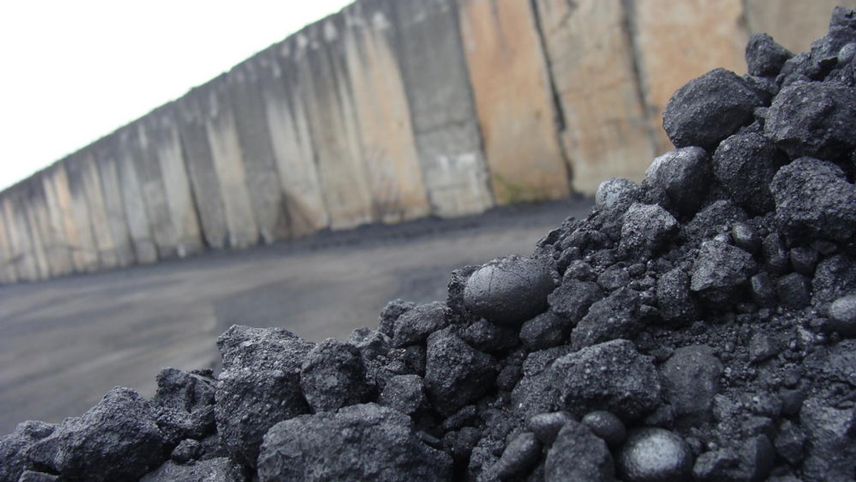 W kolejnych dziesięcioleciach węgiel pozostanie kluczowym paliwem polskiej energetyki - zapewnił w czwartek w Sejmie wicepremier Janusz Piechociński. Podkreślił, że spółki węglowe nie zamierzają zwalniać górników. Chcą łączyć ze sobą kopalnie, ale nie likwidować.