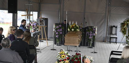 Pogrzeb Bartka, który zmarł po interwencji policji w Lubinie. Zdawało się im współczuć nawet niebo, z którego padał deszcz. Zupełnie jak wtedy, gdy Bartek umierał...