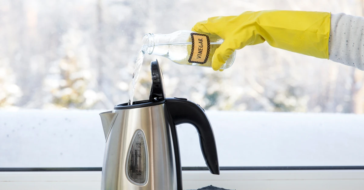 Rozpryskujemy ocet na dywanik w samochodzie. Wystarczy odrobina, a efekt powala