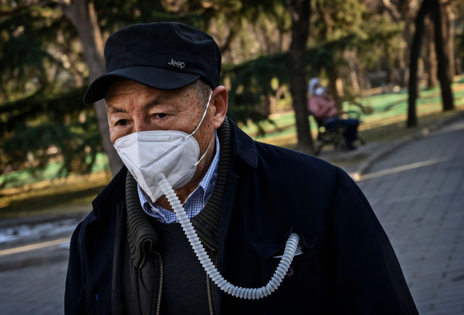 Starszy mieszkaniec Pekinu na spacerze, luty 2020 r. 