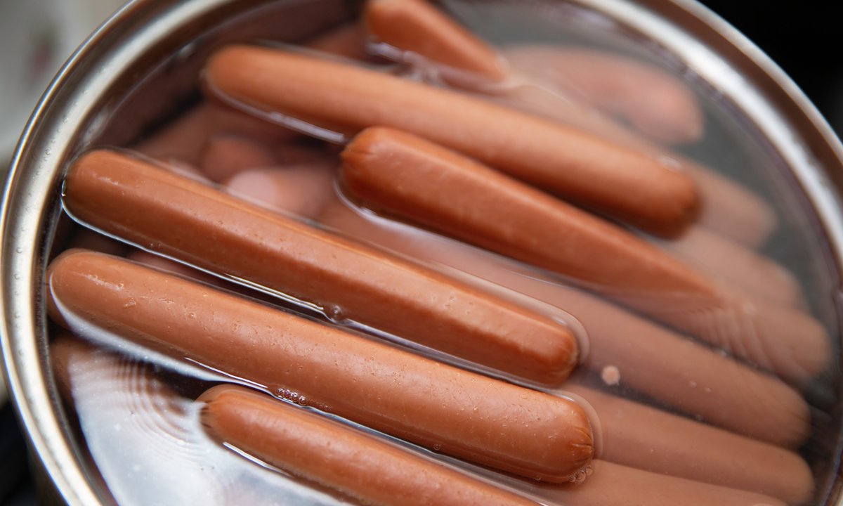 Lubisz parówki? Lepiej to przeczytaj. Ekspertka mówi, jak je "odświeżają"