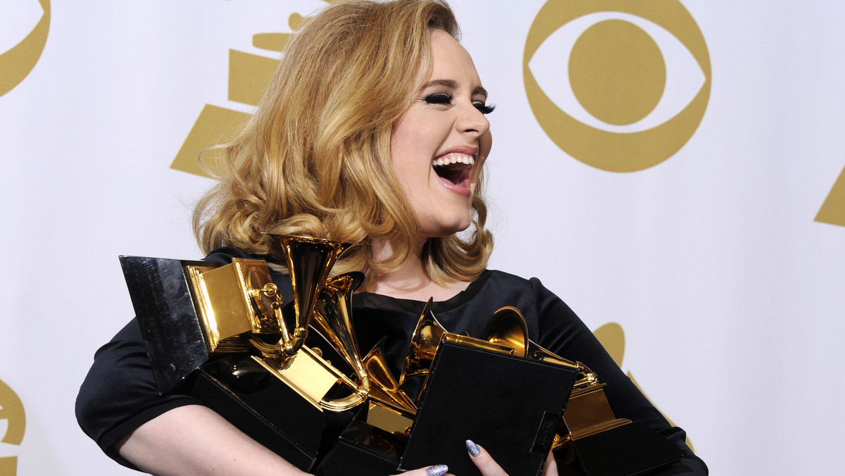 Brytyjska piosenkarka Adele, uhonorowana niedawno sześcioma nagrodami Grammy, powiedziała amerykańskiemu magazynowi "Vogue", że postanowiła zrobić sobie przerwę, mogącą potrwać nawet pięć lat. Chce mieć więcej czasu dla swego starszego o 14 lat przyjaciela Simona Koneckiego.