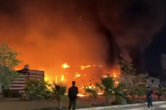 (VIDEO) RAKETE PADAJU PORED LJUDI, SVI VRIŠTE I BEŽE Jezivi snimci napada Irana na Dimonu, nedaleko od GLAVNE NUKLEARKE: "Još jednom smo im očitali lekciju!"