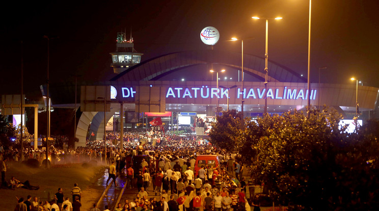Az isztambuli Atatürk reptéren káosz uralkodik /Fotó: AFP