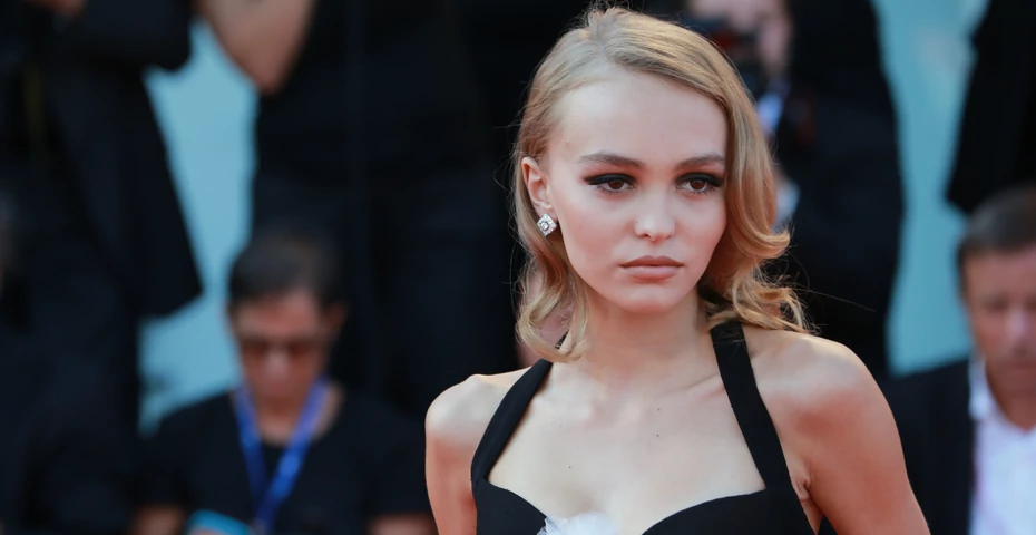 Lily-Rose Depp w kombinezonie z polską metką. Gwiazdka „Idola” wybrała zmysłowy projekt