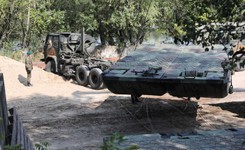 Most pontonowy na Wiśle. Tak wyglądają przygotowania saperów do montażu [GALERIA]