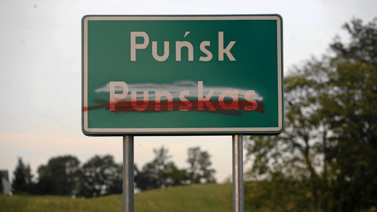 W gminie Puńsk na Podlasiu zdewastowano tablice z litewskimi nazwami. Tamtejszy wojewoda mówi o "haniebnym akcie wandalizmu na tle narodowościowym", a oburzenia nie kryją Litwini - czytamy w "Gazecie Wyborczej".