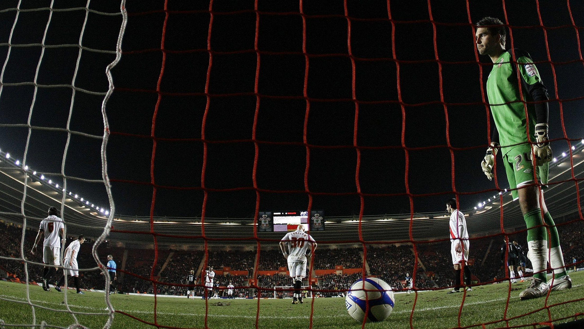Brytyjska prasa nie pozostawia suchej nitki na Bartoszu Białkowskim, który w ostatnim meczu Southampton z Blackpool popełnił fatalny błąd, puszczając kuriozalną bramkę.