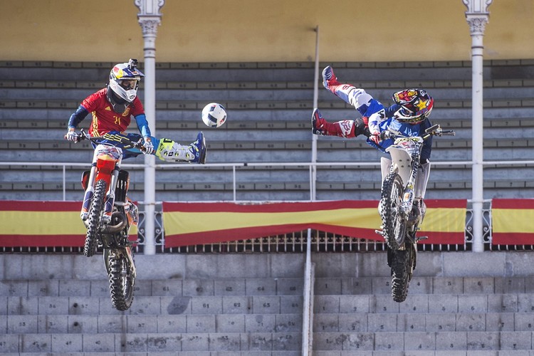 W Hiszpanii w piłkę grają nawet na motorach