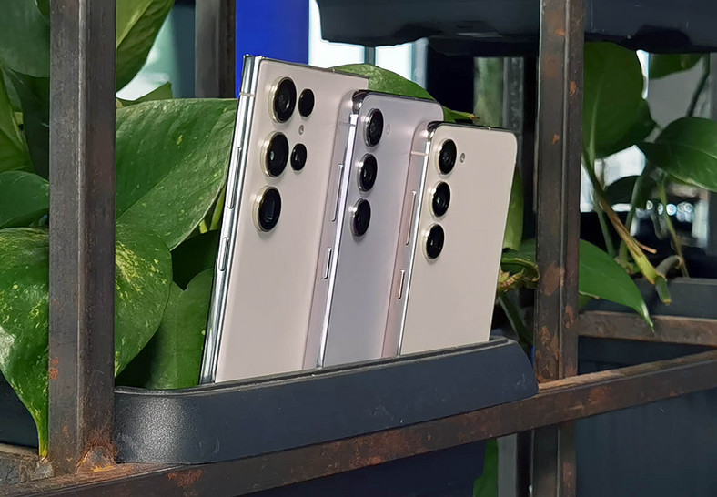 Rozkład modułów i podstawowych elementów głównych aparatów w nowych smartfonach z linii Galaxy S23 jest identyczny, jak w modelach z roku 2022